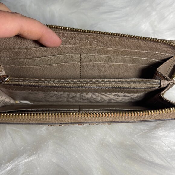 Michael Kors Full Zip Large wallet - Picture 4 of 6